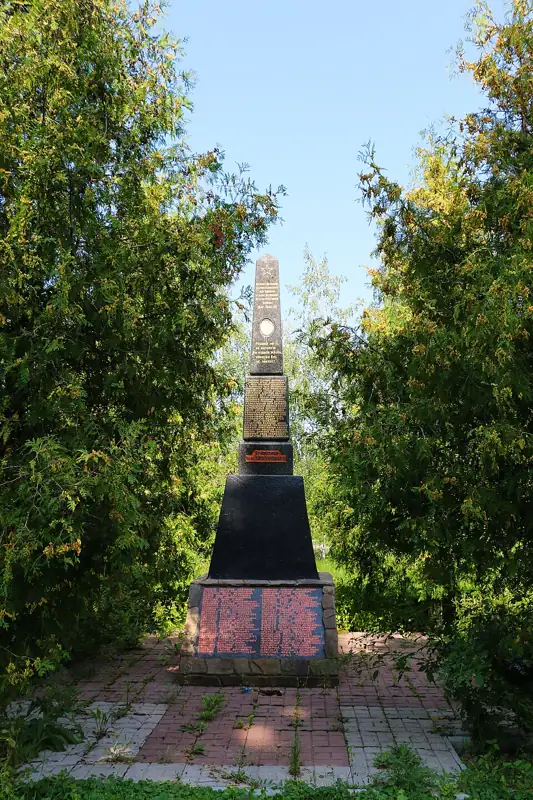 Пам'ятник 154 воїнам-односельчанам, загиблим на фронтах Великої Вітчизняної війни — Красненьке Пам’ятник воїнам односельчанам