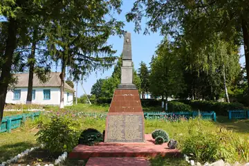 Братська могила 5 радянських воїнів, загиблих при звільненні села, і пам'ятник 59 воїнам-односельчанам, загиблим на фронтах В