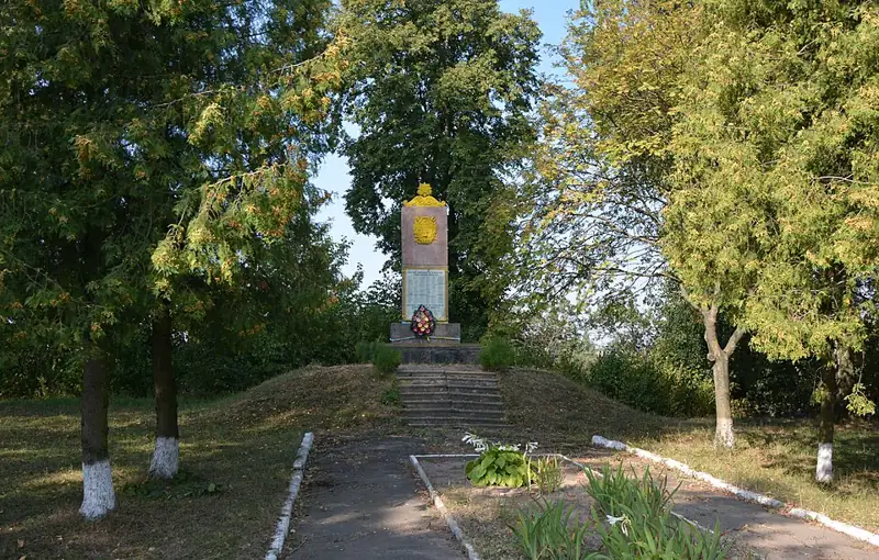 Пам'ятник землякам — деталі фасаду, Шклинь