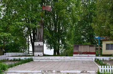 Пам'ятник землякам — загальний вигляд, Озеро