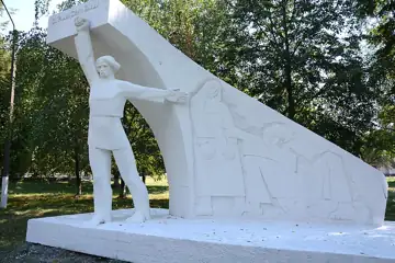 Пам'ятник на честь Першотравневої демонстрації — загальний вигляд, Прилісне