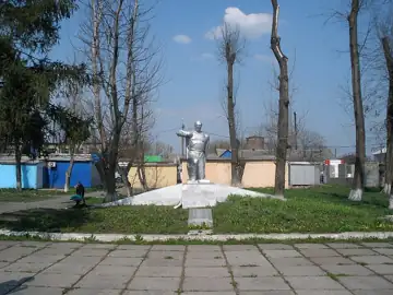 Братська могила радянських воїнів, які загинули при звільненні м. Верхівцевого у жовтні 1943 року. Поховані 32 особи — Фото п