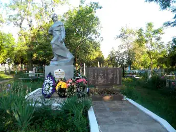 Братська могила радянських воїнів, які загинули при обороні с. Новоолександрівка у серпні—жовтні 1941 року. Кількість похован
