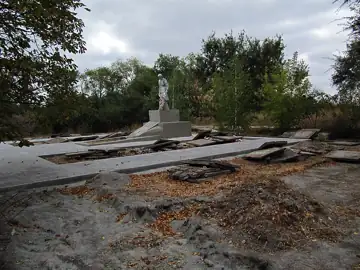 Братська могила радянських воїнів, які загинули під час звільнення с. Романівка у жовтні 1943 року — лютому 1944 року. Похова