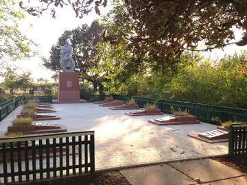 Військова дільниця (13 братських могил) радянських воїнів, які померли від ран у шпиталях (встановлено 148 прізвищ), серед ни