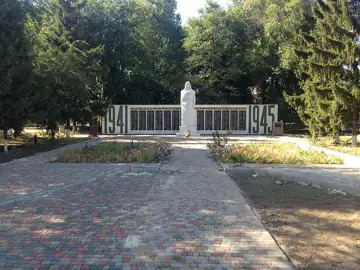 Пам'ятний знак воїнам-землякам. Увічнені імена 779 воїнів-земляків, які загинули на фронтах Великої Вітчизняної війни, серед