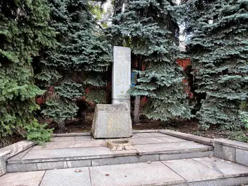 Пам'ятник воїнам-землякам, працівникам заводу «Перемога Праці» — Пам'ятник воїнам землякам працівникам заводу “Победа Труда”.