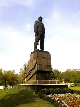 Пам'ятник М. В. Ізотову, шахтарю, ударнику Першої п'ятирічки — загальний вигляд, Горлівка
