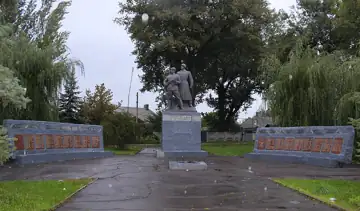 Пам'ятник воїнам-землякам, 55-ти робітникам заводу точного машинобудування — загальний вигляд, Донецьк