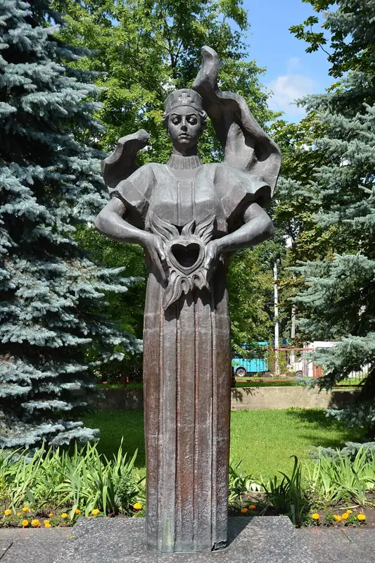 Пам'ятний знак на честь медичних працівників лікарні, які загинули в роки Другої світової війни — вид збоку, Житомир