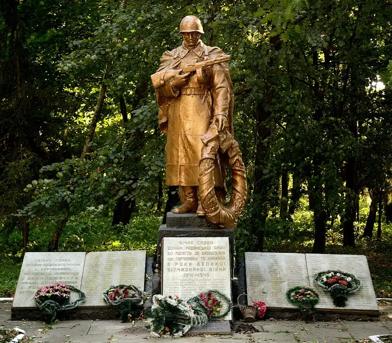 Братська могила радянських воїнів. Поховано 65 осіб — вид збоку, Турчинівка