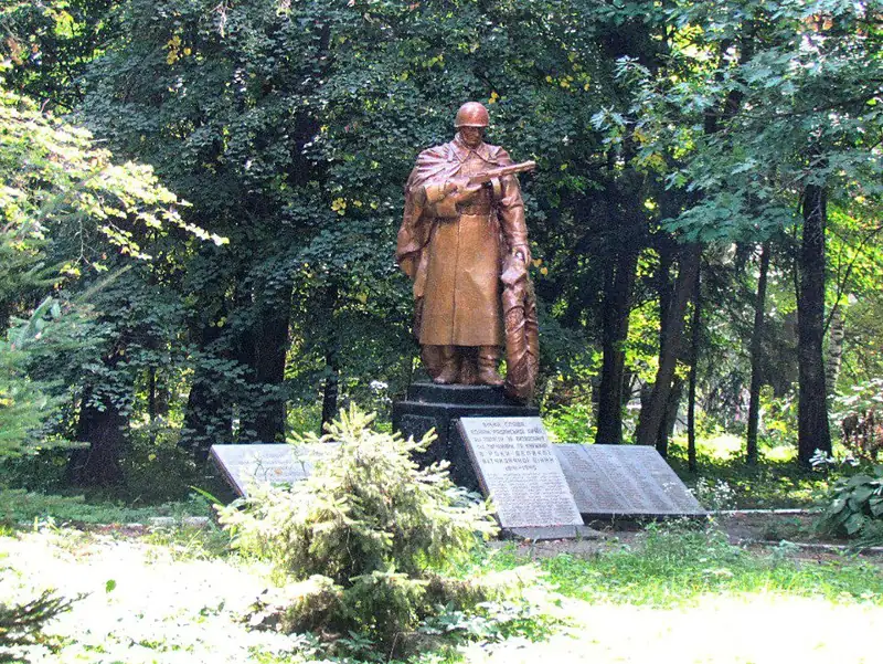 Братська могила радянських воїнів. Поховано 65 осіб — деталі фасаду, Турчинівка