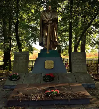 Братська могила радянських воїнів та пам'ятник воїнам-односельчанам. Поховано 68 осіб — загальний вигляд, Тютюнники
