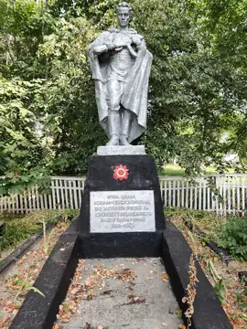 Братська могила 118 радянських воїнів, загиблих при звільненні села, і пам'ятник 98 воїнам-односельчанам, загиблим на фронтах
