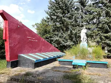 Братська могила 50 радянських воїнів, загиблих при звільненні села, і пам'ятник 262 воїнам-односельчанам, загиблим на фронтах