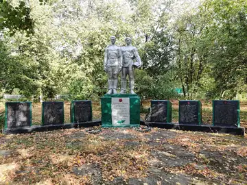 Пам'ятник 124 воїнам-односельчанам, загиблим на фронтах Великої Вітчизняної війни — загальний вигляд, Лісове