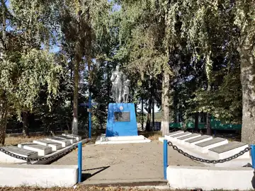 Пам'ятник 212 воїнам-односельчанам, загиблим на фронтах Великої Вітчизняної війни — загальний вигляд, Попівці