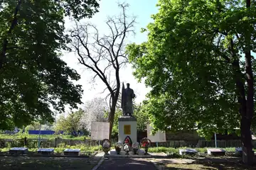 Група могил (3 братські) радянських воїнів, які загинули при відвоюванні смт Божедарівка 26—30 жовтня 1943 року. Поховані 187