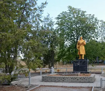 Братська могила радянських воїнів та пам'ятник воїнам-односельцям Поховано 14 осіб — загальний вигляд, Берестове