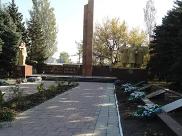 Група братських могил (2) червоноармійців і радянських воїнів, могили М. І. Костенка, П. В. Кутищева та пам'ятник воїнам-земл