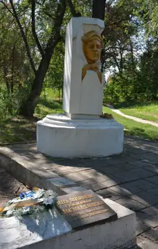 Братська могила жертв фашизму. Поховано 384 особи — загальний вигляд, Кам'янка-Дніпровська