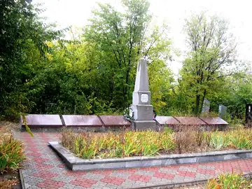 Братська могила радянських воїнів та пам'ятник воїнам-односельцям. Поховано 511 осіб — Братська могила радянських воїнів та п