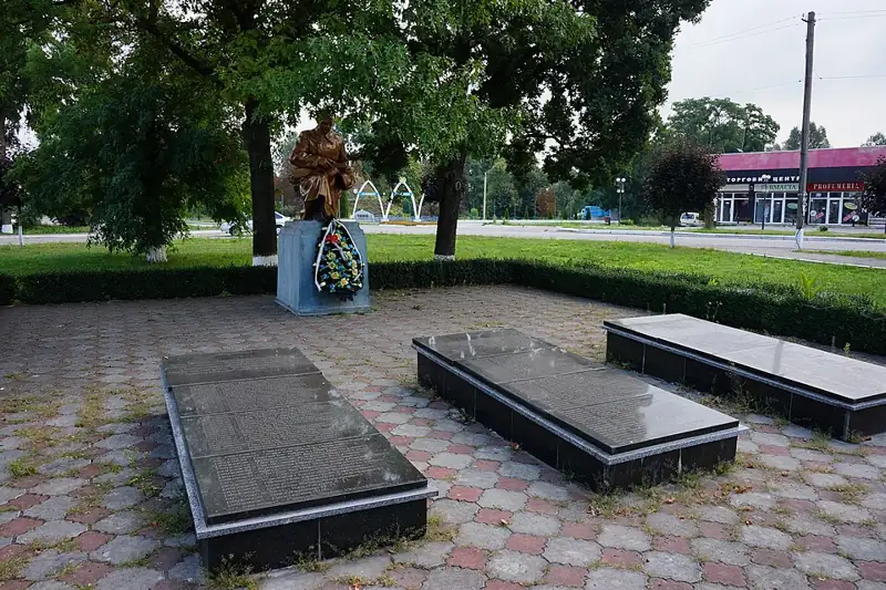 Братська могила воїнів радянської армії — Братська могила радянських воїнів Бурштин, Бурштин