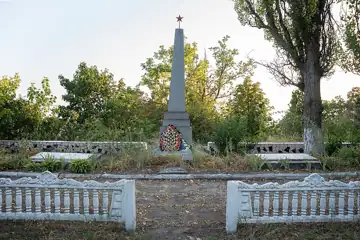 Братська могила партизан загону імені Щорса, які загинули в роки Великої Вітчизняної війни — загальний вигляд, Старе