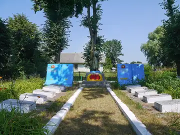 Братська могила 384 радянських воїнів, загиблих при звільненні села Ялтушкова та навколишніх сіл — Ялтушків P Братська могила
