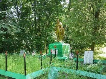Братська могила 40 радянських воїнів, загиблих при звільненні села — Ялтушків P Братська могила червоноармійців, Ялтушків