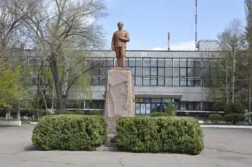Пам'ятник С. Орджонікідзе — загальний вигляд, Покров