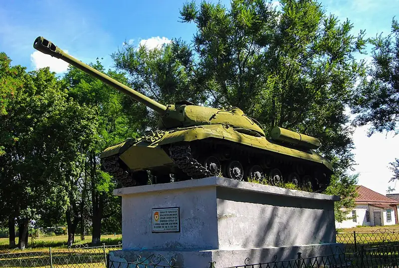 Пам'ятник на честь воїнів 32-ї гвардійської танкової бригади — вид збоку, Голубівка