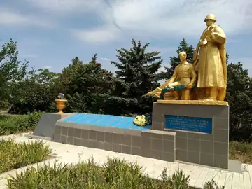 Братська могила радянських воїнів та пам'ятник воїнам-односельцям. Поховано 7 осіб — загальний вигляд, Давидівка