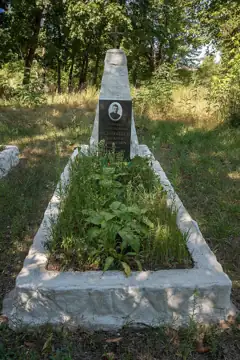 Могила гвардії підполковника О. П. Чернишова, який загинув при звільненні села в роки Великої Вітчизняної війни — загальний в