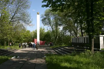 Стела на честь загиблих воїнів — Обеліск у парку слави міста Чорнобиля, Чорнобиль