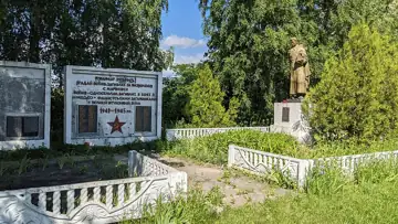 Братська могила 28 радянських воїнів, які загинули в листопаді-грудні 1943 року, та пам'ятник на честь 63 воїнів-односельців,