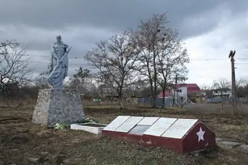 Братська могила воїнів Радянської Армії, які загинули в роки Великої Вітчизняної війни — Зовнішний вигляд поховання, Халеп'я
