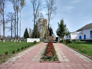 Братська могила воїнів Радянської Армії, які загинули в роки Великої Вітчизняної війни, могила голови колгоспу В. В. Шоли — з