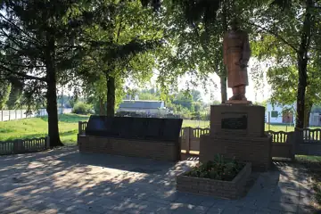 Братська могила воїнів Радянської Армії і пам'ятник воїнам-односельцям, які загинули в роки Великої Вітчизняної війни — Братс