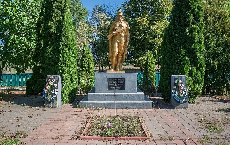 Братська могила 10 радянських воїнів, загиблих при обороні та звільненні села — загальний вигляд, Адамівка
