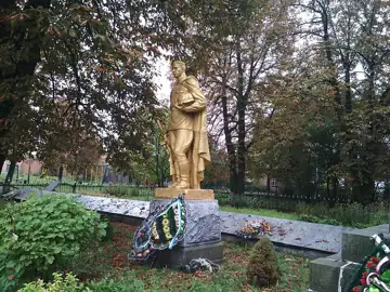 Братська могила 1094 воїнів Радянської Армії, загиблих при звільненні с. Комсомольське та навколишніх сіл — Махнівка пам'ятни