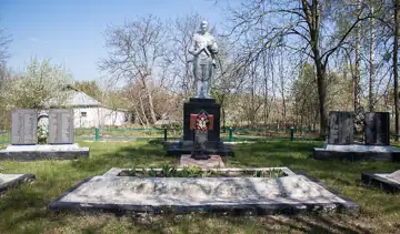 Братська могила 116 воїнів Радянської Армії, загиблих при звільненні села, і пам'ятник воїнам-односельчанам, загиблим на фрон