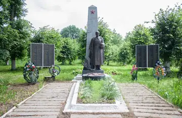 Братська могила 130 воїнів Радянської Армії, загиблих при звільненні села, і пам'ятник 89 воїнам-односельчанам, загиблим на ф
