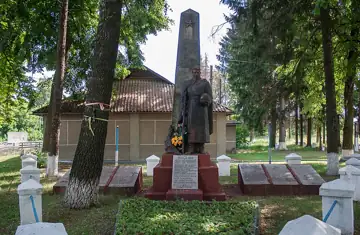 Братська могила 380 воїнів Радянської Армії, загиблих при звільненні села, і пам'ятник воїнам-односельчанам, загиблим на фрон