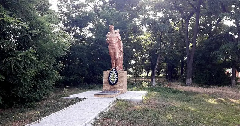 Братська могила радянських воїнів, які загинули при визволення с. Новоолександрівка у жовтні 1943 року. Поховано 9 осіб — заг
