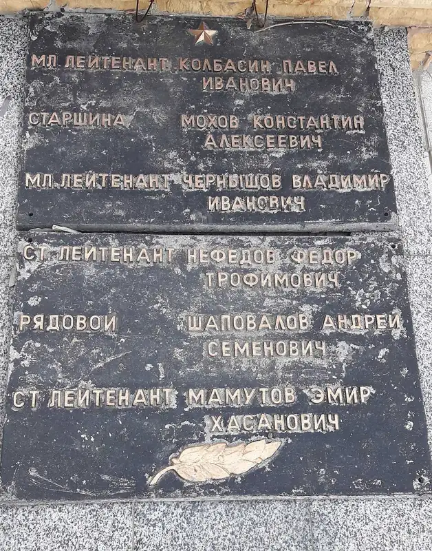 Братська могила радянських воїнів, які загинули при визволення с. Новоолександрівка у жовтні 1943 року. Поховано 9 осіб — вид