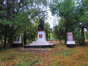 Братська могила радянських воїнів, які загинули при визволенні с. Василівка та прилеглої до нього місцевості. Поховано 98 осі