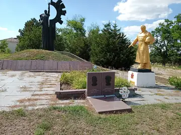 Братська могила радянських воїнів та пам'ятник воїнам-односельцям. Поховано 120 осіб — Братська могила радянських воїнів та п