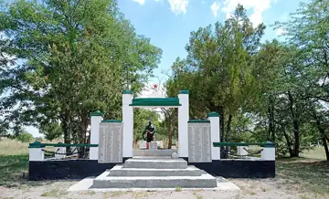 Братські могили борців за радянську владу, радянських воїнів та пам'ятник воїнам-односельцям. Поховано 43 особи — Братські мо