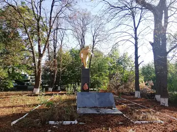 Пам'ятник на честь загиблих воїнів-односельців — Пам'ятник на честь загиблих воїнів односельців с. Червоне Озеро Більмацький 